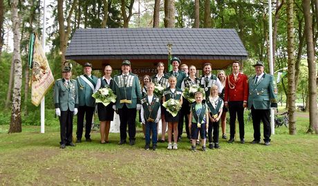 Bremervörde-Elm (rgp). Am vergangenen Sonntag erreichte das Schützenfest in Elm seinen Höhepunkt und seinen Abschluss.
Nachdem Schützenpräsident Bernd Pump 33 Abordnungen anderer Vereine begrüßen konnte, gelang ihm persönlich noch ein weiter Rekord: Bislang hatte es kein amtierender Präsident geschafft, Schützenkönig zu werden. Pump schaffte es im 5. Schuss. Damenkönigin wurde Sarah Bardenhagen mit dem 11. Schuss. Bei den Jungschützen erreichte Thorben Böckmann die Königswürde, Marika Gerken krönte sich bei den Jung-Schützinnen zur Königin. Julian Dilissen wurde Kinderkönig, Leni Tiedemann Kinderkönigin. Das Vogelstechen der Kinder gewannen Svenja Martens und Jan Lütjen. Musikkönig wurde Sönke Kosicki. Weitere Eindrücke des Jubiläumsschützenfestes sind unter anzeier-verlag.de zu finden.