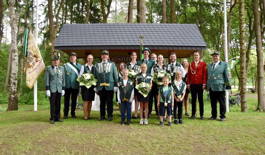 Bremervörde-Elm (rgp). Am vergangenen Sonntag erreichte das Schützenfest in Elm seinen Höhepunkt und seinen Abschluss.
Nachdem Schützenpräsident Bernd Pump 33 Abordnungen anderer Vereine begrüßen konnte, gelang ihm persönlich noch ein weiter Rekord: Bislang hatte es kein amtierender Präsident geschafft, Schützenkönig zu werden. Pump schaffte es im 5. Schuss. Damenkönigin wurde Sarah Bardenhagen mit dem 11. Schuss. Bei den Jungschützen erreichte Thorben Böckmann die Königswürde, Marika Gerken krönte sich bei den Jung-Schützinnen zur Königin. Julian Dilissen wurde Kinderkönig, Leni Tiedemann Kinderkönigin. Das Vogelstechen der Kinder gewannen Svenja Martens und Jan Lütjen. Musikkönig wurde Sönke Kosicki. Weitere Eindrücke des Jubiläumsschützenfestes sind unter anzeier-verlag.de zu finden.
