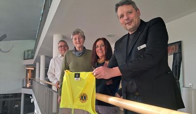 Für die Kleinen gibt es auch Westen: Vom 17. bis 21. März kann Ausrüstung fürs Müllsammeln im Rathaus abgeholt werden.