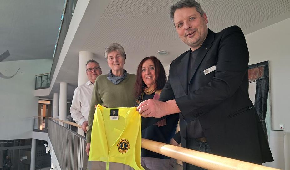 Für die Kleinen gibt es auch Westen: Vom 17. bis 21. März kann Ausrüstung fürs Müllsammeln im Rathaus abgeholt werden.