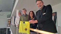 Für die Kleinen gibt es auch Westen: Vom 17. bis 21. März kann Ausrüstung fürs Müllsammeln im Rathaus abgeholt werden.