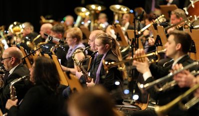 Mit viel Leidenschaft und Können spielen die Musiker:innen ihre Instrumente.