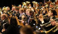 Mit viel Leidenschaft und Können spielen die Musiker:innen ihre Instrumente.