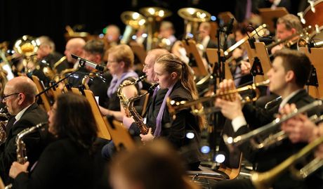 Mit viel Leidenschaft und Können spielen die Musiker:innen ihre Instrumente.