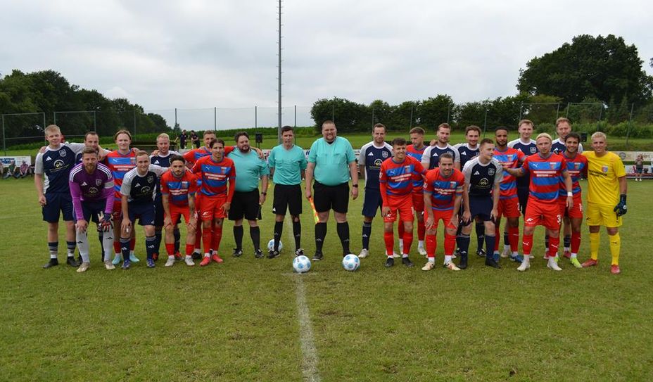 Zu einem Gemeinschaftsfoto stellten sich die in Blau spielenden Gastgeber vom TSV Hollen mit den Gästen aus Drochtersen/Assel und den Offiziellen auf.