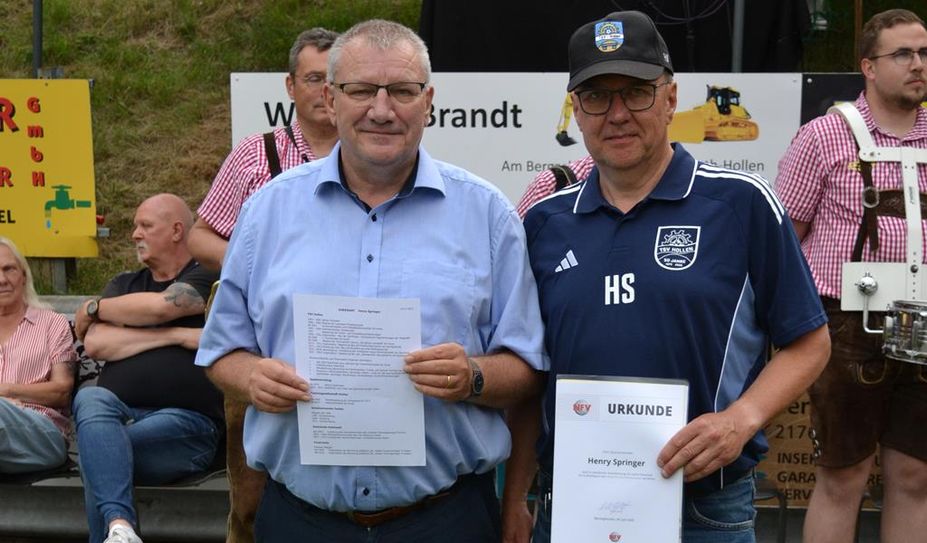 Kreisehrenamtsbeauftragter Michael Schlobohm zeichnete TSV Hollens Vorsitzenden Henry Springer mit dem DFB Ehrenamtspreis aus.