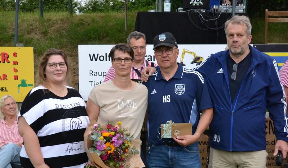 Im Namen des TSV Hollen bedankten sich Isabell Jungclaus und Uwe Danell bei Claudia und Henry Springer (mitte) für das Engagement in den letzten Tagen.