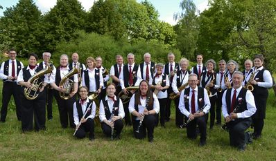 De Blasmusikerinnen und -musiker bringen eine festliche Stimmung nach Lamstedt.