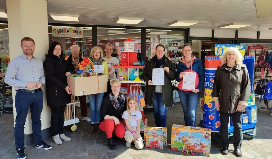 Sind stolz auf das Engagement der Kinder: Ortsbürgermeister Dirk-Frederik Stelling (l.) mit den Erzieherinnen.