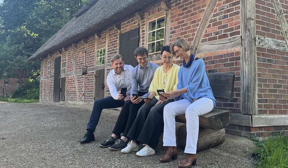 (v. l.) Bürgermeister Marc Breitenfeld, Ralf Schwenke, Stephanie Schriefer und Sandra Junge probieren das WLAN direkt aus.