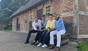 (v. l.) Bürgermeister Marc Breitenfeld, Ralf Schwenke, Stephanie Schriefer und Sandra Junge probieren das WLAN direkt aus.