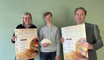 Anja Kalski und Jens Themsen von der Volksbank eG Osterholz Bremervörde mit Redaktionspraktikant Lukas Steuer, dessen Geheimfavorit der Senegal ist.