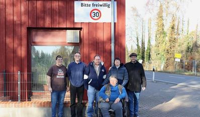 Dennis Reimer, Torsten Albers, Gerhard Weiss, Anastasia Buharov, Timo Schulz und im Vordergrund Michael Bongardt wünschen sich, dass Autofahrer die Geschwindigkeit drosseln. Foto: eb