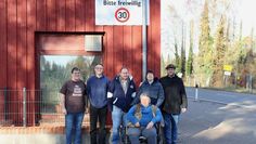 Dennis Reimer, Torsten Albers, Gerhard Weiss, Anastasia Buharov, Timo Schulz und im Vordergrund Michael Bongardt wünschen sich, dass Autofahrer die Geschwindigkeit drosseln. Foto: eb