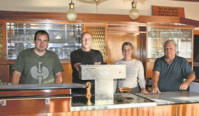 Die Vorsitzenden der Vereine freuen sich nach getaner Arbeit darüber, dass „dat Dörphus“ offiziell eröffnet wird.