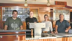 Die Vorsitzenden der Vereine freuen sich nach getaner Arbeit darüber, dass „dat Dörphus“ offiziell eröffnet wird.