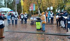 Zitate von AfD-Abgeordneten wurden nach ihrer Verlesung symbolisch in die Tonne geworfen.