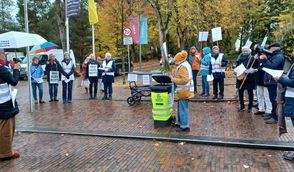 Zitate von AfD-Abgeordneten wurden nach ihrer Verlesung symbolisch in die Tonne geworfen.