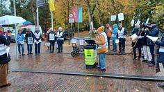 Zitate von AfD-Abgeordneten wurden nach ihrer Verlesung symbolisch in die Tonne geworfen.