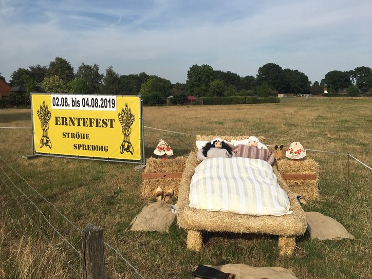 Die Heufiguren gönnen sich noch ein Schläfchen in der Sonne, um pünktlich zur 117. Erntefestsaison fit zu sein. Foto: ahil