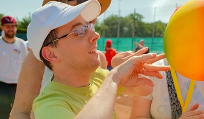Stolz und zufrieden: Simon Fabian war das erste Mal mit dabei und einer von insgesamt 36 Athlet:innen der Lebenshilfe Bremervörde/Zeven, die am Behindertensportfest teilnahmen.