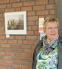 Edyta Finaske eröffnete die Ausstellung „Abseits“ – im Hintergrund das „Schachfigurenbild“ von Manfred Malth.