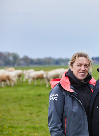 Iris Lütjen liebt die Arbeit mit ihren Tieren und auf dem Hof und engagiert sich für mehr Sichtbarkeit von Frauen in der Landwirtschaft.
