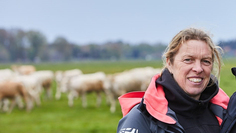 Iris Lütjen liebt die Arbeit mit ihren Tieren und auf dem Hof und engagiert sich für mehr Sichtbarkeit von Frauen in der Landwirtschaft.