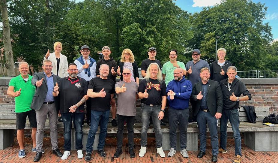 Organisatoren und Akteure des dritten Moor4U-Festivals freuen sich darauf, am 17.08. abermals den Dorfplatz zu rocken – federführend in der Organisation sind Michael Klöckner (obere Reihe, 2 v.l.), sowie Maurice „Moe“ Deuning (obere Reihe, 3 v.r.).