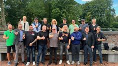 Organisatoren und Akteure des dritten Moor4U-Festivals freuen sich darauf, am 17.08. abermals den Dorfplatz zu rocken – federführend in der Organisation sind Michael Klöckner (obere Reihe, 2 v.l.), sowie Maurice „Moe“ Deuning (obere Reihe, 3 v.r.).