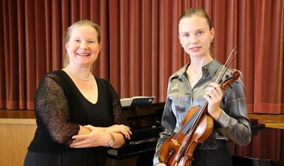 Freuen sich auf das Konzert: Kantorin Imke Weitz und Violinistin Stasya Zubova (v.l.).