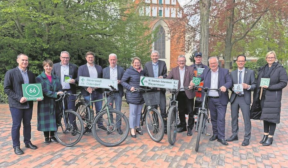 Die Akteure von der Touristikagentur, die Bürgermeister:innen der Kommunen sowie Landrat Bernd Lütjen freuen sich, den Touristen ein ausgebessertes Radwegenetz zu präsentieren.