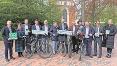 Die Akteure von der Touristikagentur, die Bürgermeister:innen der Kommunen sowie Landrat Bernd Lütjen freuen sich, den Touristen ein ausgebessertes Radwegenetz zu präsentieren.