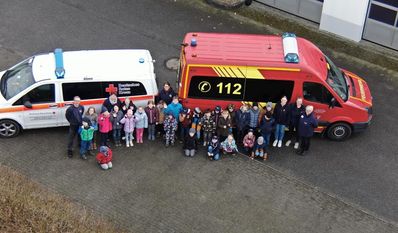 Das Gruppenfoto wurde mit der Drohne des DRK aufgenommen.