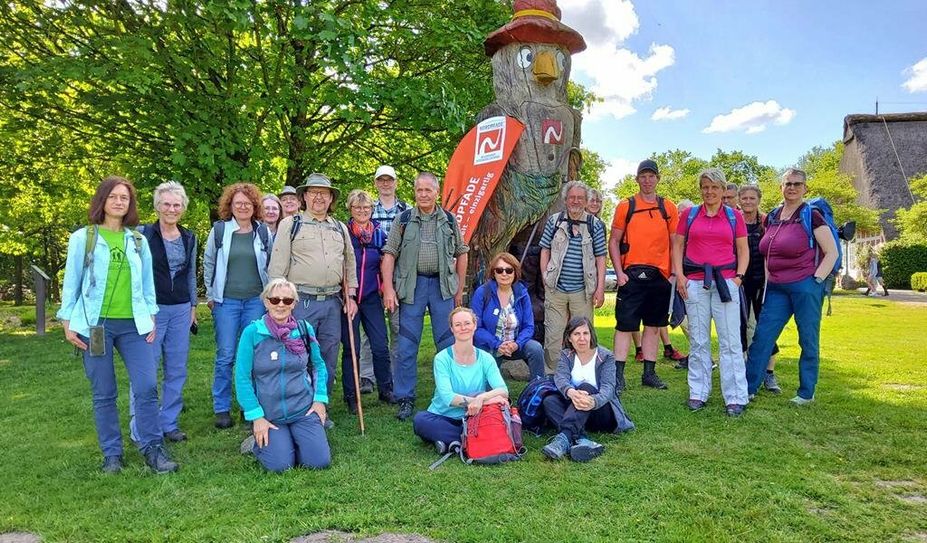 Wanderer besuchten Willy Wandervogel in Bremervörde.