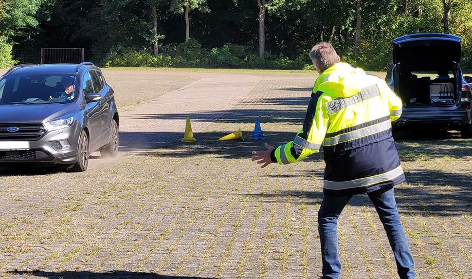 Bei dem Training wurden Vollbremsungen mit Geschwindigkeiten von 30, 50 , 60 und 90 km/h geübt.
