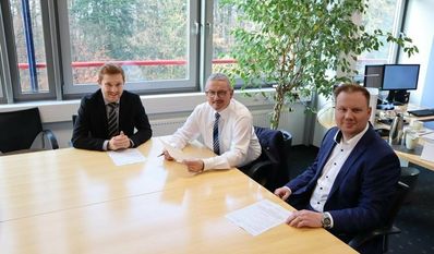 Dirk-Frederik Stelling (Leitung Wirtschaftsförderung), Landrat Bernd Lütjen und Thomas Knaack, der Geschäftsführer der neue beauftragten Innovationsagentur Nordostniedersachsen.