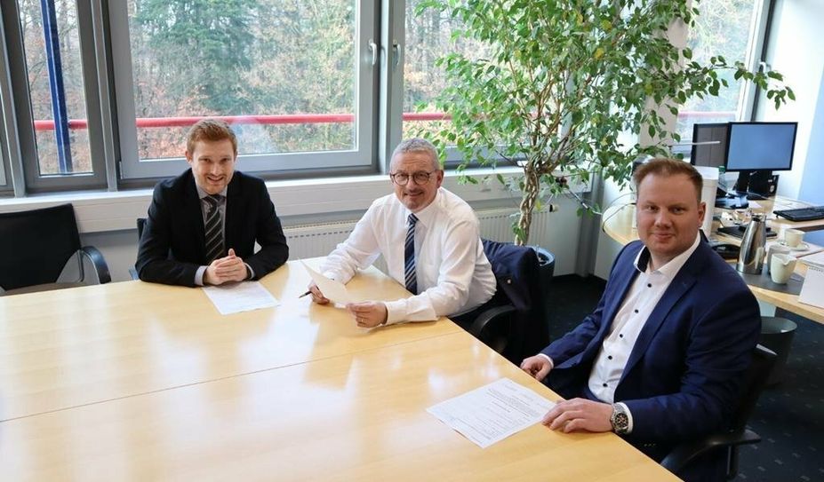 Dirk-Frederik Stelling (Leitung Wirtschaftsförderung), Landrat Bernd Lütjen und Thomas Knaack, der Geschäftsführer der neue beauftragten Innovationsagentur Nordostniedersachsen.