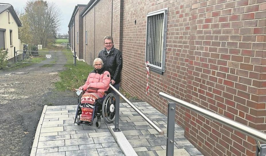 Bürgermeister Jürgen Kuck und Angela Reichel haben die Rampe direkt getestet und sind überzeugt von ihr.