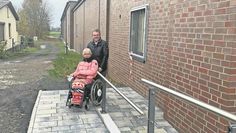 Bürgermeister Jürgen Kuck und Angela Reichel haben die Rampe direkt getestet und sind überzeugt von ihr.