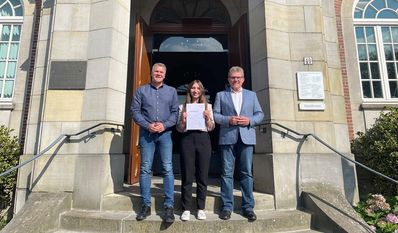 Von links: Marc von Leesen, Leonora Heerdegen und Bürgermeister Jürgen Kuck.