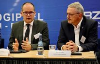 (v. l.) Grant Hendrik Tonne (Niedersächsischer Minister für Wirtschaft, Verkehr und Bauen) und Landrat Bernd Lütjen.