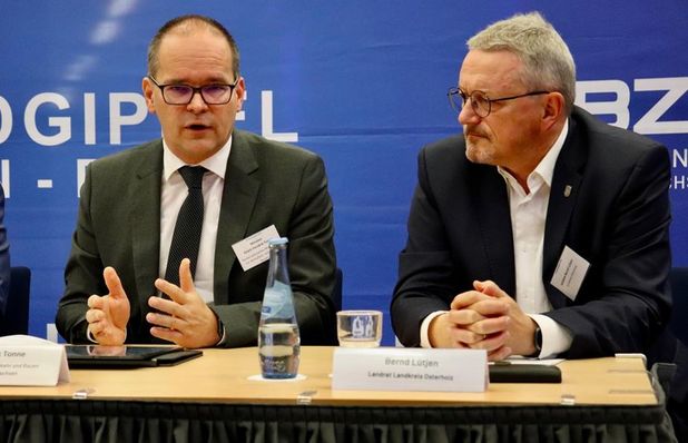 (v. l.) Grant Hendrik Tonne (Niedersächsischer Minister für Wirtschaft, Verkehr und Bauen) und Landrat Bernd Lütjen.