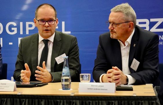 (v. l.) Grant Hendrik Tonne (Niedersächsischer Minister für Wirtschaft, Verkehr und Bauen) und Landrat Bernd Lütjen.