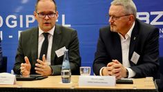 (v. l.) Grant Hendrik Tonne (Niedersächsischer Minister für Wirtschaft, Verkehr und Bauen) und Landrat Bernd Lütjen.