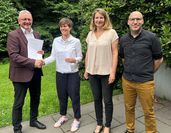 (v. l.) Landrat Bernd Lütjen, Nina Svensson (stellv. Projektleitung), Anika Debril (Projektleitung) und Patrick Buhr (stellv. Bauleitung).