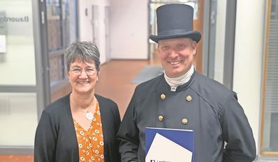 Britta Lütjen freut sich, dass Florian Knoblauch weiterhin als Bezirksschornsteinfeger fungiert.