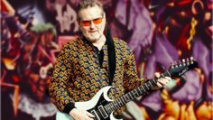 Seit Jahren organisiert Stefan Stoppok Konzerte, bei denen Musiker:innen aus unterschiedlichsten Ländern aufeinandertreffen.