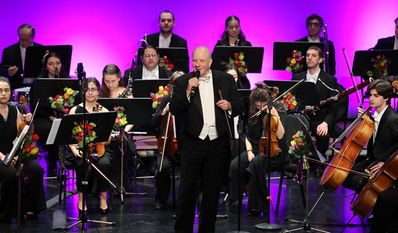Unter der Leitung von Volker Hartung verspricht das Ensemble einen Abend voller Klassik, Harmonie und Besinnlichkeit.