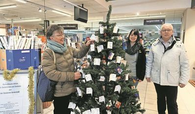 Marktleiterin Rebecca Hemeyer (Mitte) und Seniorenbeauftragter Harald Sommerfeld haben die Aktion vorbereitet. Brigitte von Glahn (li.) ist noch auf der Suche nach einem passenden Geschenk.